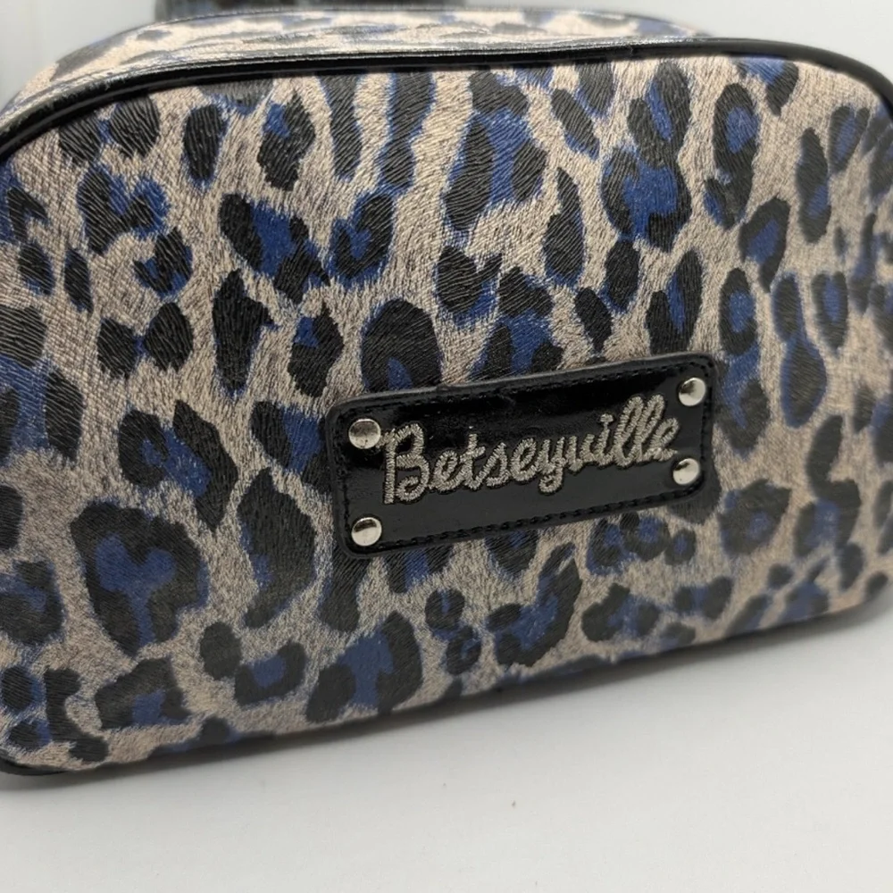 Betsey Johnson Betseyville Blue Leopard Print Cosmetic Pouch Like New